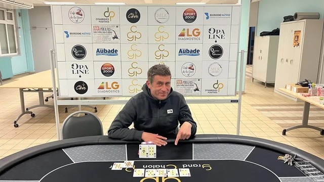 KatQuiLeurre en train de boire sa bouteille sur le parking pendant que David 'Vandhourev' Starsky remportait une nouvelle manche.