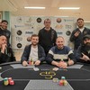 Ca révise la table de deux en comptant les chauves à table.