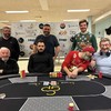 À gauche la sobriété, à droit les pulls de Noël !