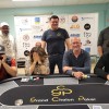 Peut-etre que de se cacher les yeux permet de gagner le tournoi, on sait pas ... 