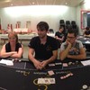 MiMi, bénévole GCPien, officie en tant que croupier à sa table.