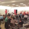 Une salle pleine.