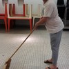 Se cambrer c'est la solution pour ne pas se faire mal au dos en passant le balai !