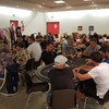 Une salle pleine à craquer d'adhérents et de costumes