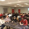 Une salle pleine de gens de bonne humeur... sauf Scarmousse.
